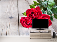 Фотообои три красных розы на деревянном фоне - 2