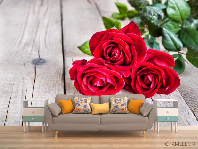Фотообои три красных розы на деревянном фоне - 1