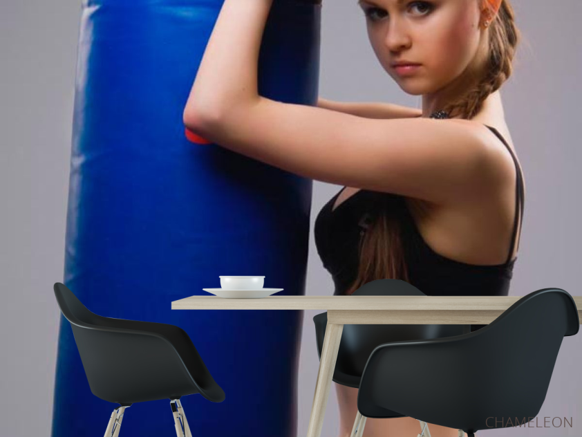 Фотошпалери Дівчина з боксерською грушею - 1