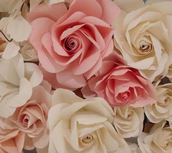 Фотообои белые и розовые розы из бумаги 21370